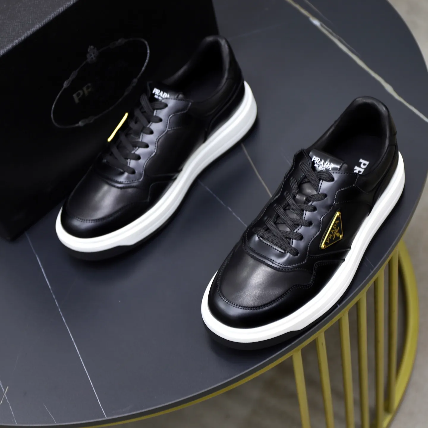 Factory price: 760💰Top original order Brand: PRADA (Prada) Standard code: Men's size 38/44 (45 can be customized) Grade: Same as the official website Material: Original cowhide stitching imported cowhide lining Original combination two-color wear-resistant soft outsole Style category: Leisure and sports version Young fashion European and American trend British style Color: Real picture color
